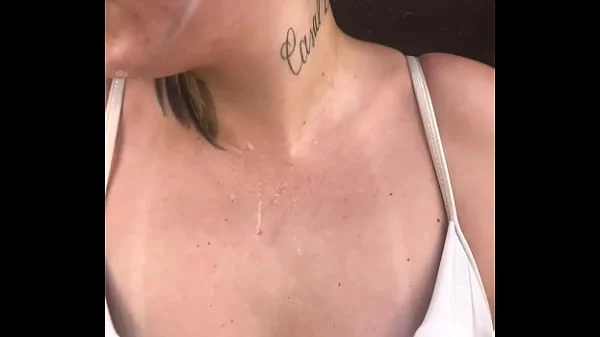 Fiquei com tanto tesao na academia que tirei os peitos pra fora !