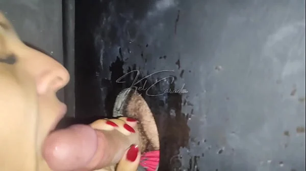 Adoro brincar com estranhos no GloryHole da casa de swing.