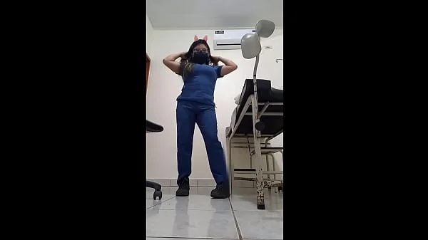 hermosa enfermera inicia en el porno casero desde su lugar de trabajo!! se pasea en el baño, luego en el cuarto de cirugias y finalmente llega a su casa a masturbarse intenso con orgasmos deliciosos