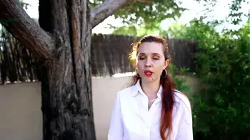 Infirmière rousse à petits seins passe son premier casting X