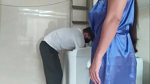 Técnico foi chamado para consertar a máquina de lavar a acabou comendo a cliente gostosa