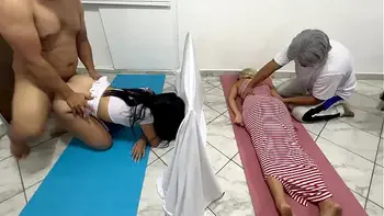 ME FOLLO A LA HERMOSA MASAJISTA MUJER AL LADO DE MI ESPOSA MIENTRAS LE HACEN MASAJES - SALON DE MASAJES EN PAREJAS