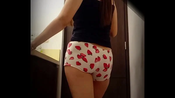 Espiando a Milet la amiga  de mi novia en el baño