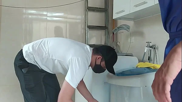 Casada provocando o técnico que foi arrumar a máquina de lavar roupas, a safada abriu o roupão na frente dele (Completo no RED e no Sheer)