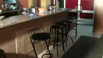 Mi Novio No Me Folla. Estoy muy caliente y me voy a Follar al Repartidor que trae la mercancía a mi Trabajo