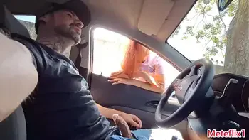 Pedindo informações com pau de fora pra gostosa no ponto de ônibus!