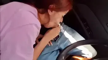 Tirei pau pra fora e me masturbei olhando para ruivinha que estava no ponto de onibus!