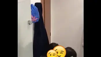 descubro a mis amigos en el baño por los fuertes gemidos