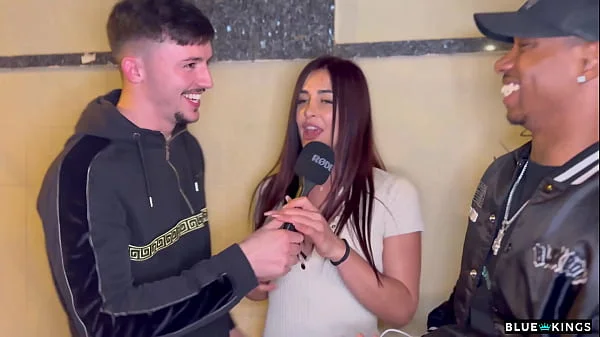 Andrea Lux entrevista a dos chicos en la calle y se los folla en el hotel
