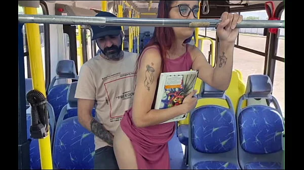 Estudande sendo encoxada por velho no onibus em público!