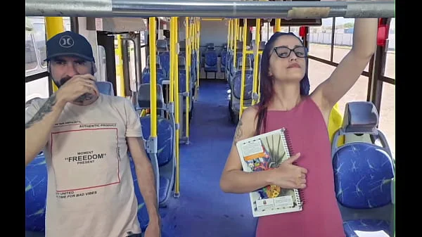 Estudande sendo encoxada por velho no onibus em público!