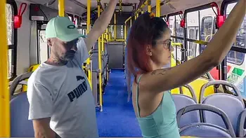 Jovem estudante leva encoxada dentro onibus!