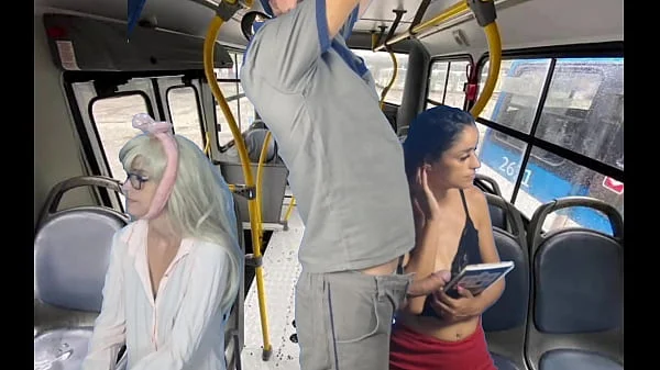 Trabalhador tira pau pra fora e encoxa mulheres dentro do ônibus em público!