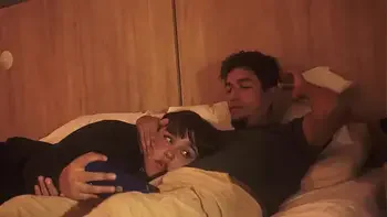 Mi hermanastro me mete su pene en mi boca mientras estamos acostados,no tuvo piedas con mi boquita y me la lleno de leche tratandome como su putita