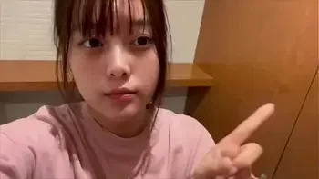 今日も隣でト◯レしてる人がいるのにオナニーしてやってはいけないことに興奮する女子◯生。