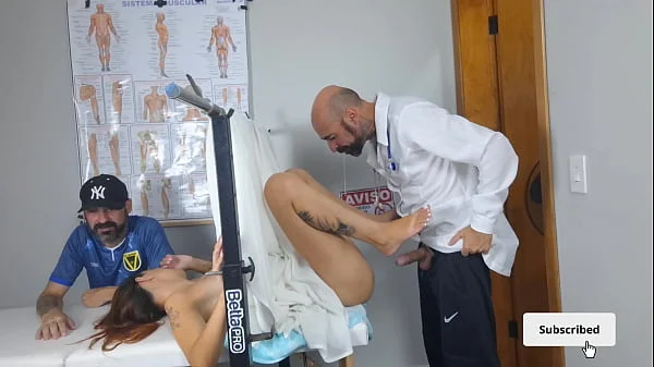 Traição ginecologista mete na esposa do corno sem ele saber!