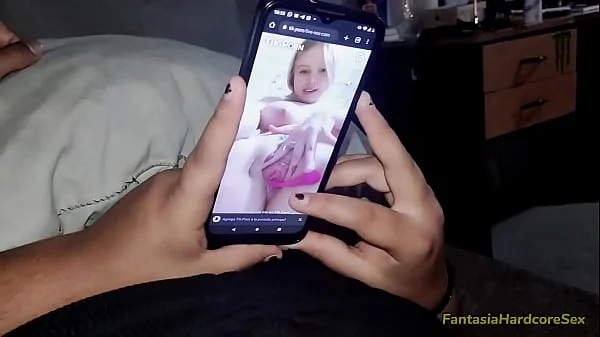 Viendo porno en tiktok con mi hermanastra y no pude dejar de observar sus hermosas tetas, tuve que usarlas para sacar leche de mi pene