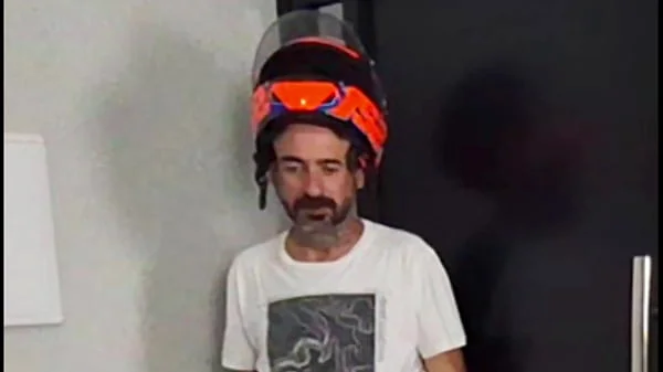 Safada sozinha em casa recebe motoboy só de toalha de banho!