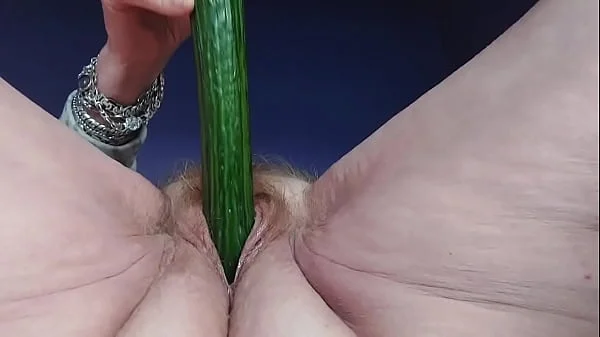 Oma neukt harige kut en kont  met komkommer granny fucks hairy pussy and ass with cucumber