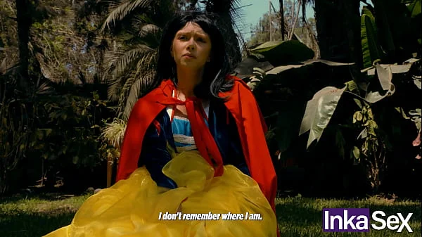 Blanca Nieves se pierde en el bosque y es follada por los 7 enanos.