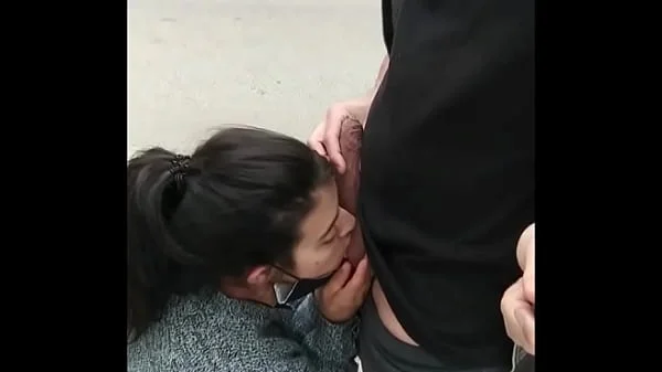 (AMATEUR PUBLIC) HOT BRUNETTE SUCKING DICK OUTDOOR