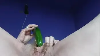 Oma neukt harige kut met komkommer