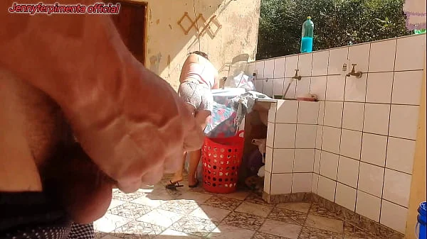 Peguei minha enteada lavando roupa de shortinho, fiquei com tesão e gostei da bucetinha super gostosa dela