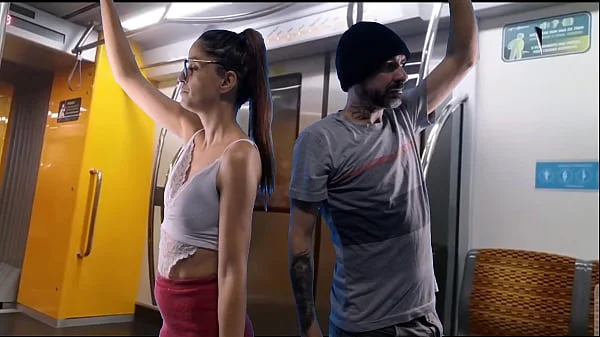 Novinha sendo encoxada e fudida no transporte público ( trem)