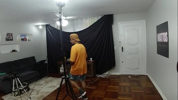 Anãzinha da bunda grande faz anal e dá pro velhinho – Bastidores insanos na Mattos Movies!