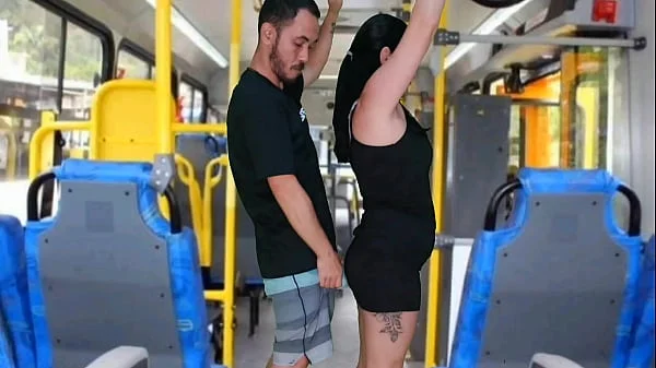 Morena tateando no ônibus