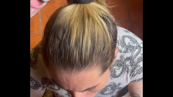 Hermosa chupada le doy a mi amigo y me da toda la lechita en la cara