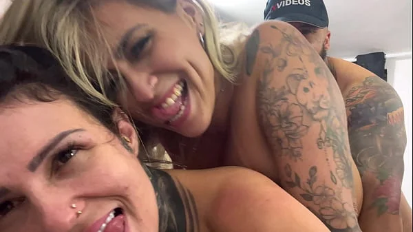 E quando fazemos daquele jeito um sexo bem gostoso a três! Com as bucetas latejando doidos quase gozando! Os três gozando juntos muito gostoso que chega da moleza !