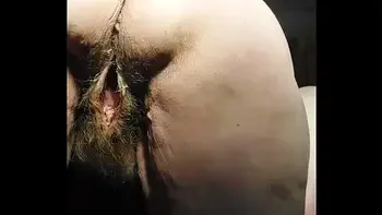 Oma neukt harige kut met komkommer