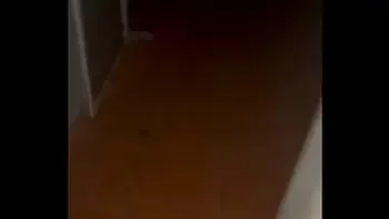 Nos metimos a una casa abandona con mi amigo y le terminé haciendo un rico oral