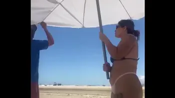 Deixei o novinho pegar na minha Buceta na praia e lógico que eu também peguei no pau dele