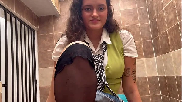 Estudiante de enormes tetas de folla a su maestro para aprobar ingenieria