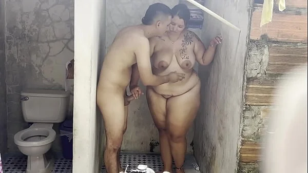 MADRASTRA FOLLA CON SU AMANTE EN LA DUCHA