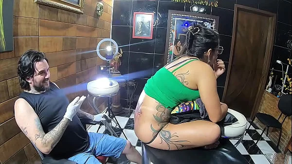 Vloog Essa Morena Tatuou a Bunda e Fez a Tatuagem Igual da Cantora Anita