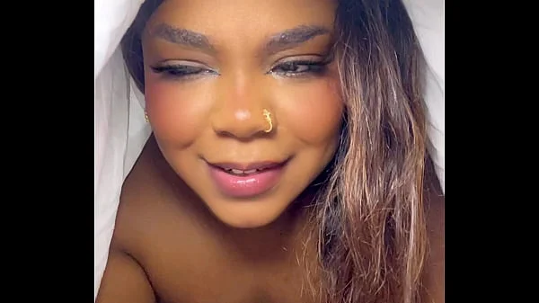 Madrastra de ébano atrapada hijastro masturbándose fingiendo muñeca sexual