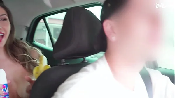 Duas gatas famosas peladas no carro de aplicativo: loira de peitão promete boquete como pagamento e o motorista diz NÃO!