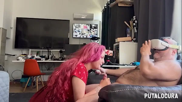 PutaLocura - Torbe usa las gafas VR y recibe increíble mamada de la tetona Rebeca Addams