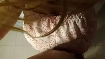 El pendejo de mi padrastro me visita por las noches para follarme mi colita rosadita