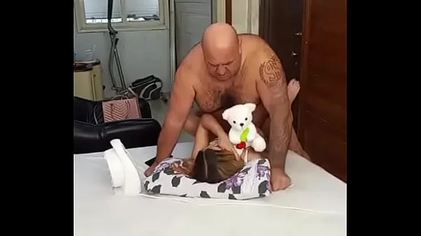 NOVINHA ADORA CARAS MAIS VELHO