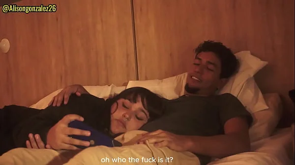 Mirando una pelicula con mi padrastro y sin querer me trague su pene (casi nos descubren)