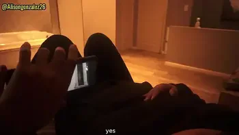 Mirando Netflix con mi hermanastra pero no pude evitar meter mi pene en su boca, casi nos descubren!!