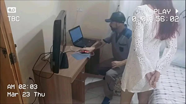 Safada dona de casa recebe manutencista depravado!