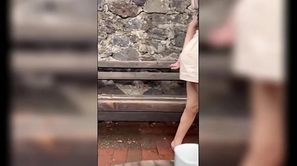 LA VECINA FLACA SE PONE CALIENTE Y TOCO PARTIRLE EL COÑO DE PIE AL AIRE LIBRE