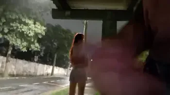 Tirei pau pra fora e bati punheta no ponto de ônibus ao lado de uma garota!