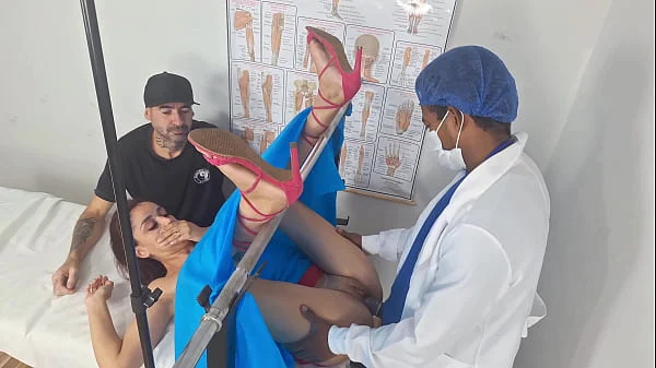 Médico dotado fode esposa do corno por trás!