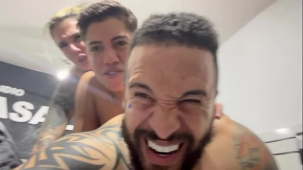Aquele sexo gostoso sentindo a socada ate o fim no cu e na buceta no pelo ate gozar juntos !